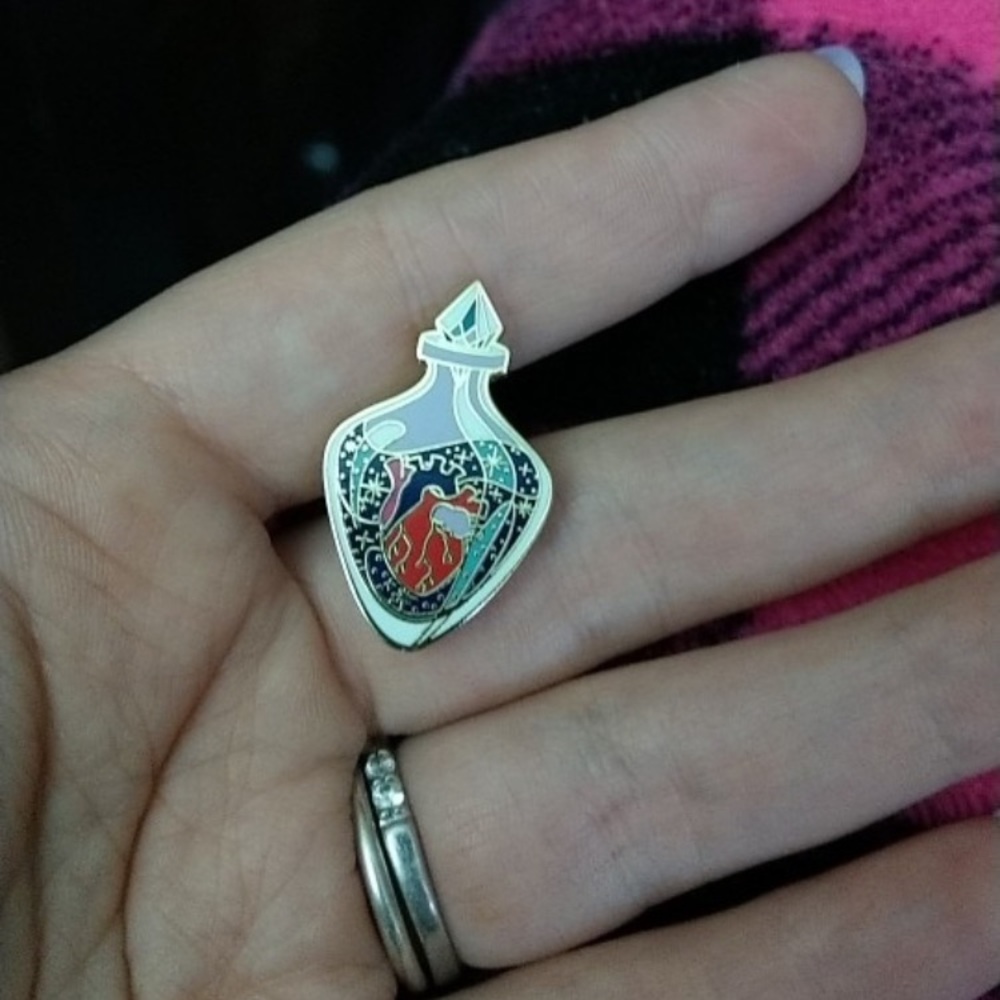 Anatomical Heart Enamel Lapel Pin Brooch - Picture 2 of 4